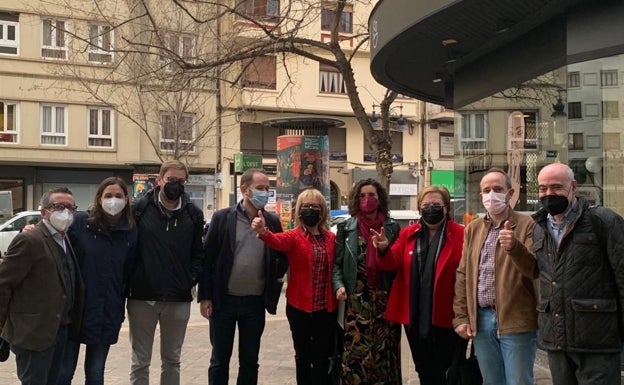 Mercedes Caballero, junto a algunos de sus principales apoyos, esta mañana en la presentación de avales