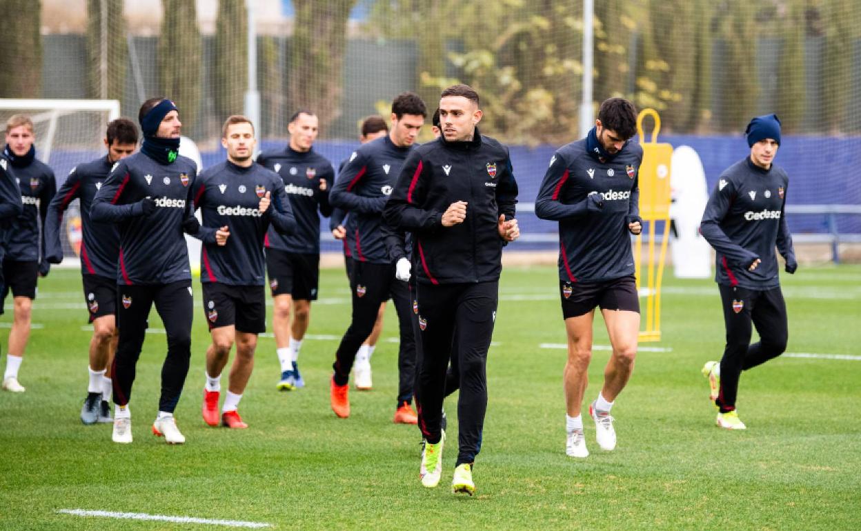 Jugadores del Levante, ejercitándose sobre el césped de la Ciudad Deportiva de Buñol. 