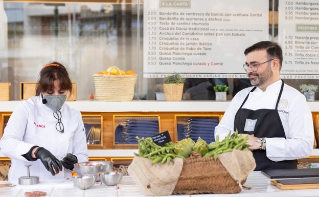 Natalia Estellés y Toni Carceller preparan el mollete de blanc i negre en directo durante su presentación.