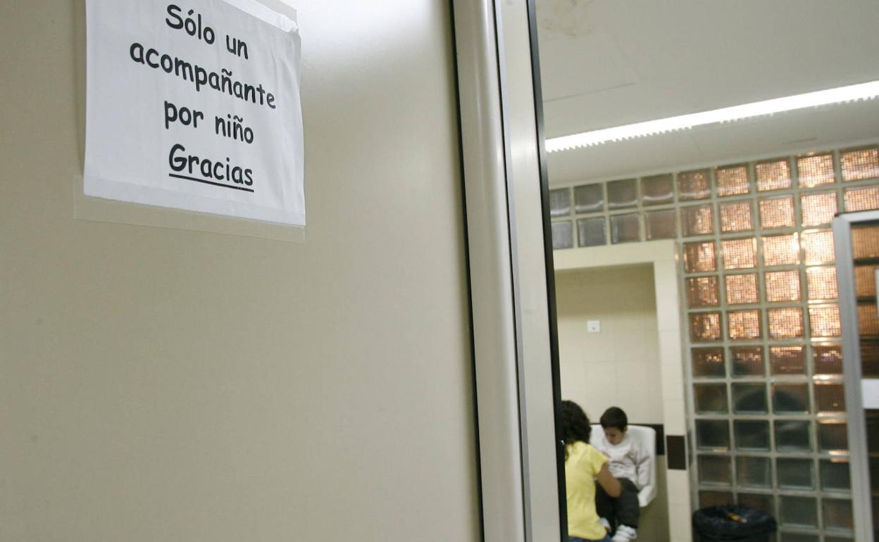 Un niño con su madre, en urgencias del Hospital Clínico de Valencia. 