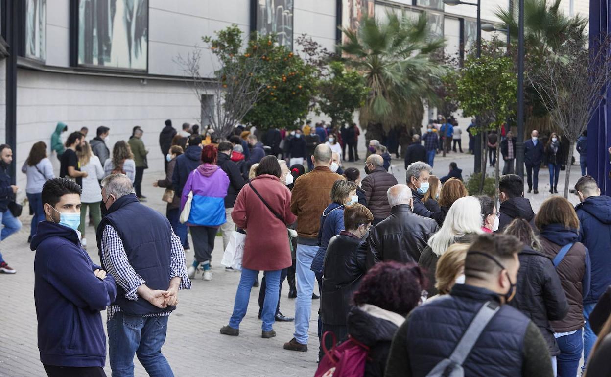 Colas para vacunarse en un punto de inmunización sin cita instalado en un centro comercial de Valencia.