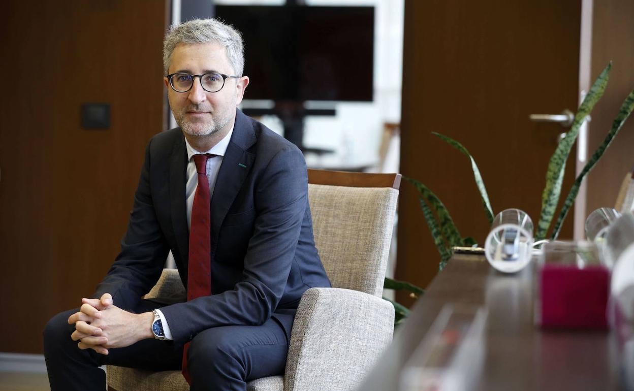 Arcadi España, posa durante una entrevista a LAS PROVINCIAS. 