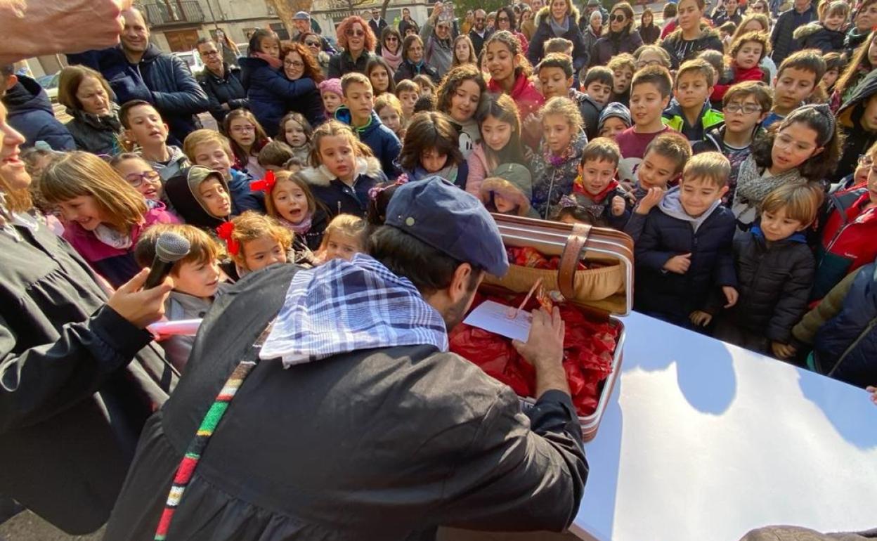 La tradición de l'Home de les Orelles de Cocentaina  el día 31 de diciembre. 