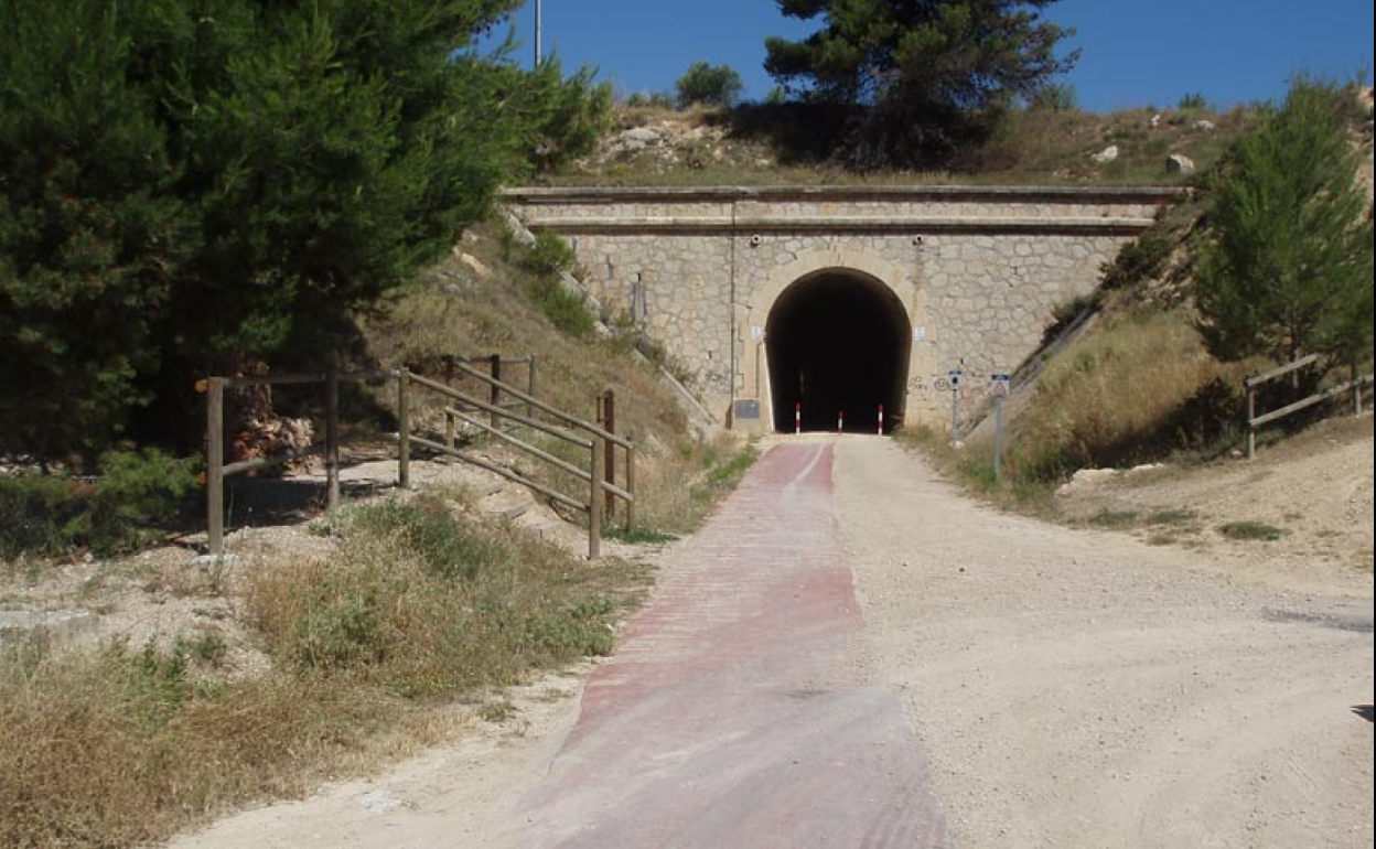 La vía discurre por los vestigios del antiguo ferrocarril Alcoi-Alicante. 