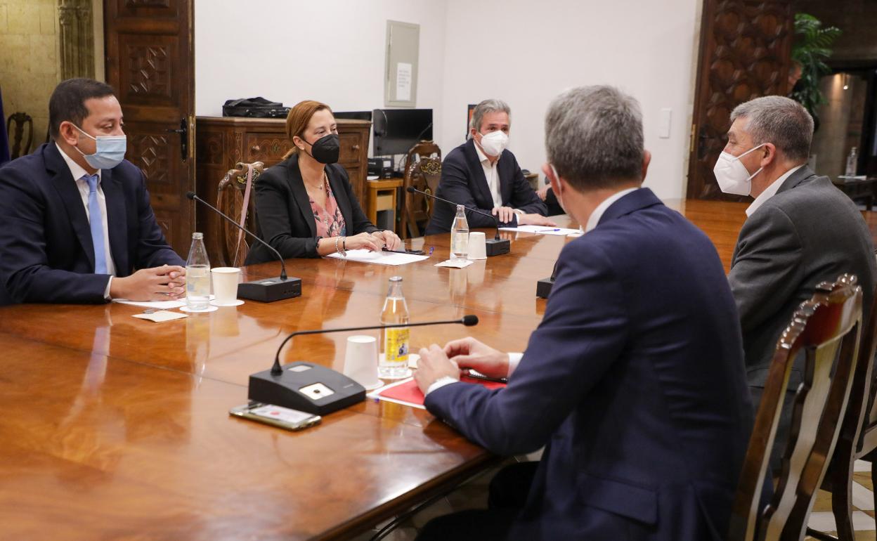 Anil Murthy, reunido con Arcadi España, Inmaculada Ibáñez, Rafa Climent y Christian Schneider. /