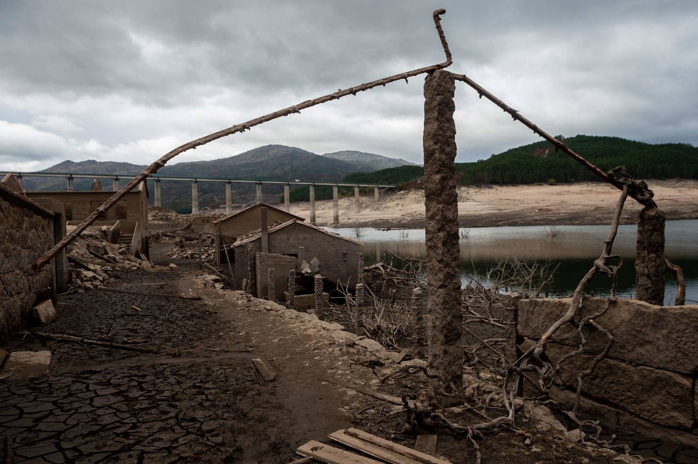 Fotos: La historia del pueblo que emerge de las aguas