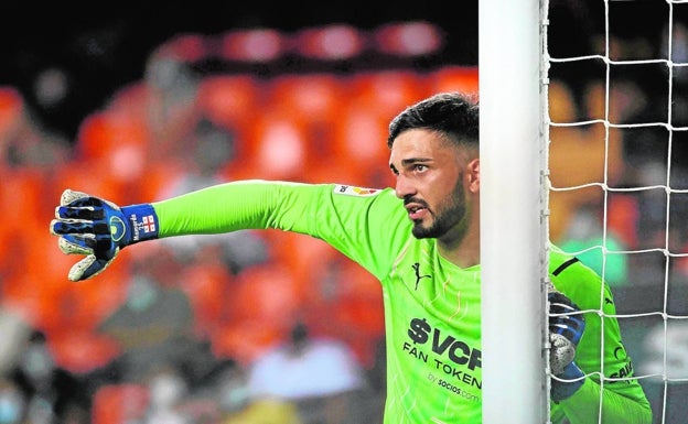 Giorgi Mamardashvili, durante un partido con el Valencia