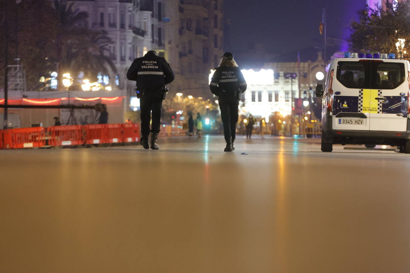 Fotos: La Policía blinda la plaza del Ayuntamiento de Valencia en Nochevieja