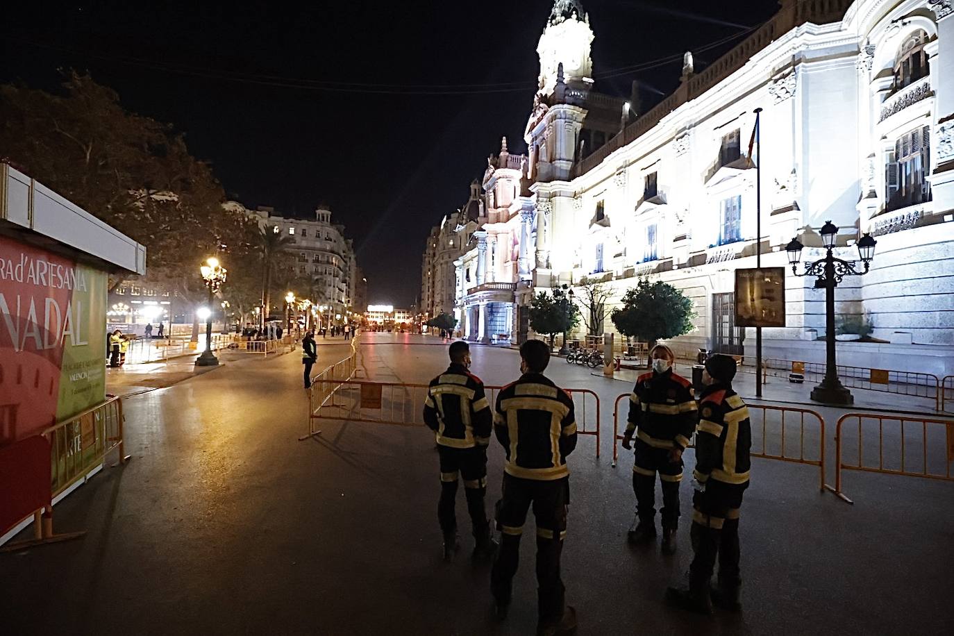 Fotos: La Policía blinda la plaza del Ayuntamiento de Valencia en Nochevieja