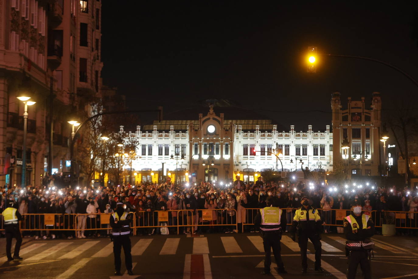 Fotos: La Policía blinda la plaza del Ayuntamiento de Valencia en Nochevieja