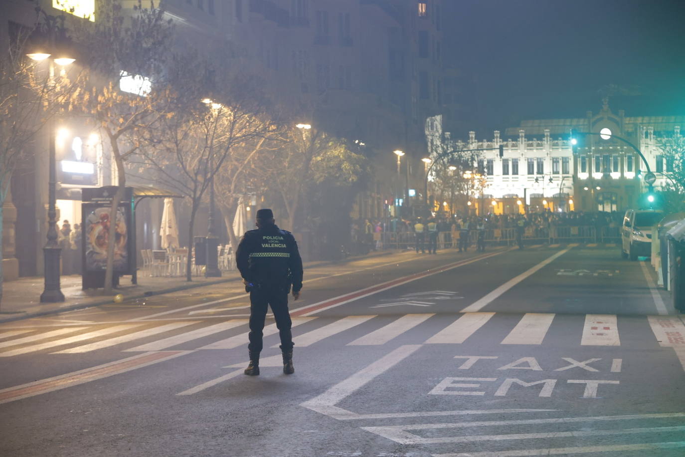 Fotos: La Policía blinda la plaza del Ayuntamiento de Valencia en Nochevieja