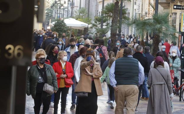 Imagen principal - Rebajas en Valencia | El comercio del centro repunta en la recta final de la Navidad