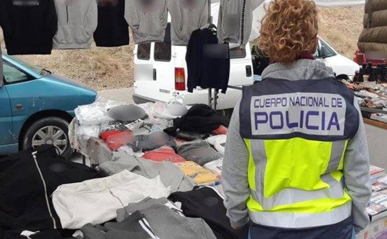 Una agente de policía en el mercadillo de Finestrat. 