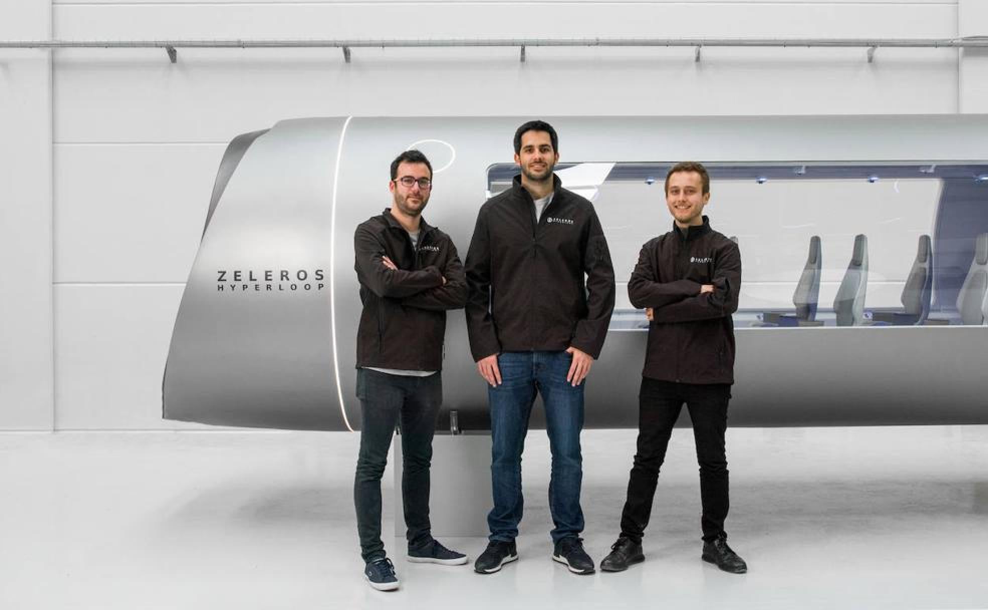 Los fundadores de Zeleros, Daniel Orient, David Pistoni y Juan Vicén, con la maqueta del 'hyperloop'. 