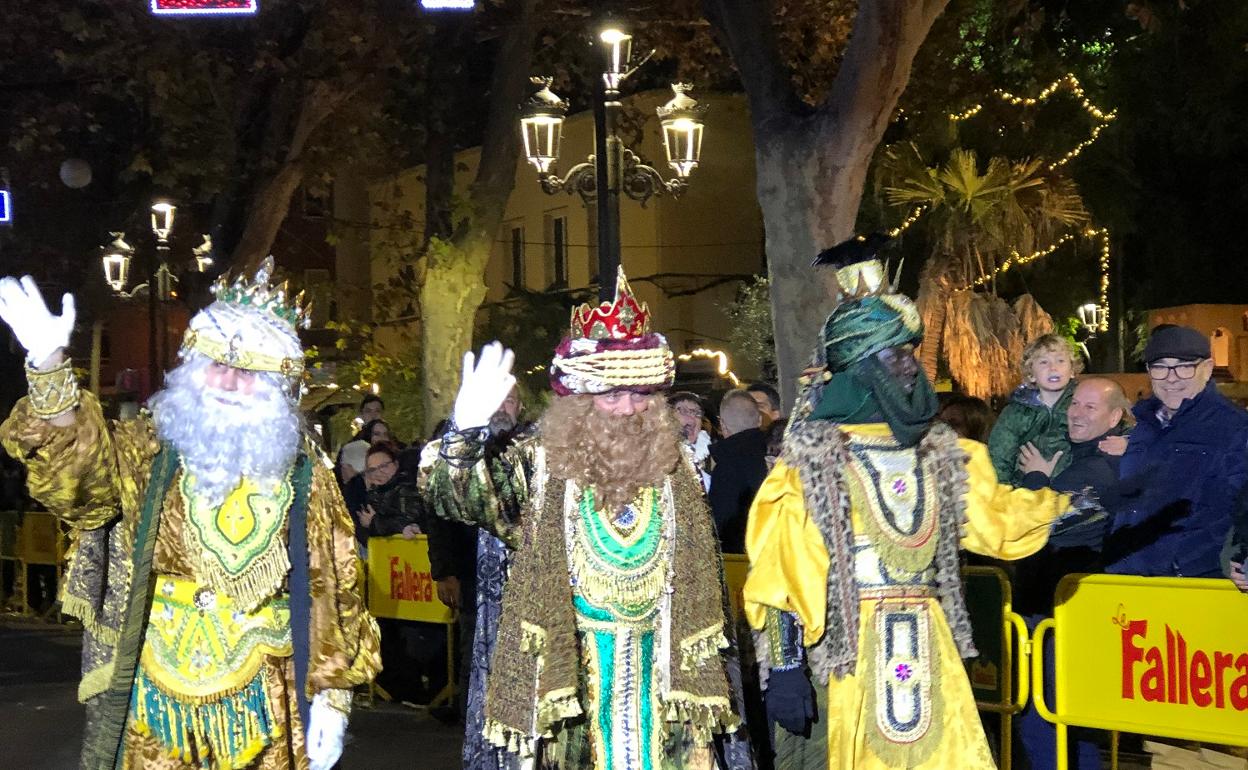 Los Reyes Magos, en las calles de Xàtiva en la Cabalgata de 2020. 