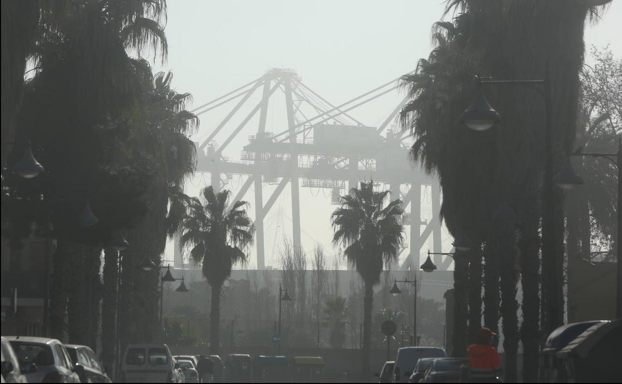 Una espesa niebla cubre amplias zonas de Valencia. 