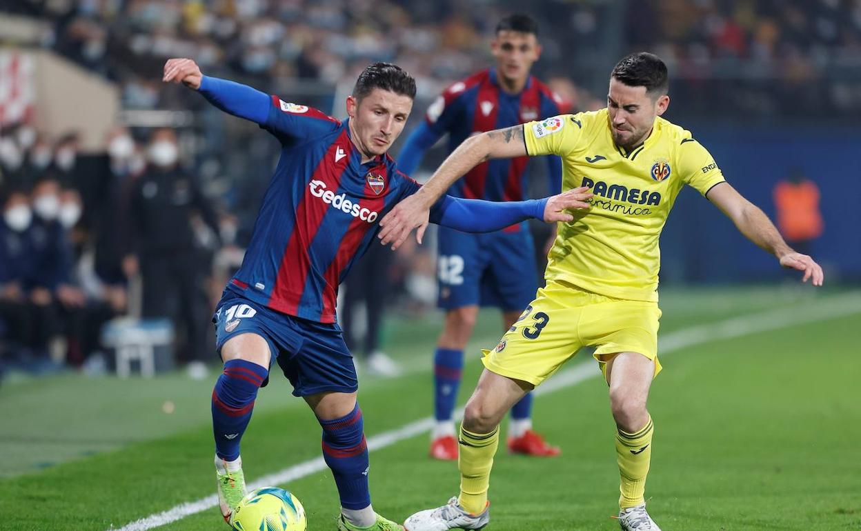 El centrocampista del Villarreal Moi Gómez disputa el balón ante Enis Bardhi, centrocampista del Levante.