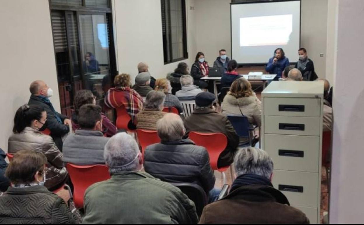 Una reunión vecinal organizada por Meliana sobre las alternativas de trazado. 