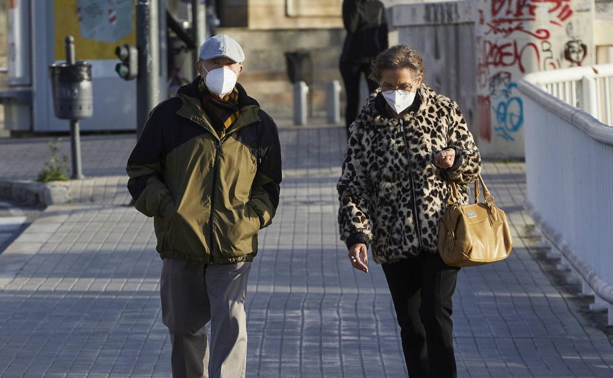 Dos personas pasean por Valencia. 