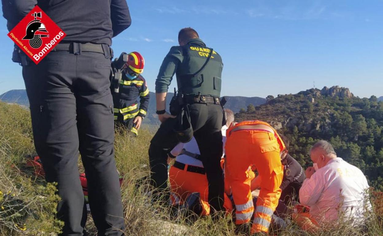 Los sanitarios tratan de reanimar al parapentista que ha perdido hoy la vida en la sierra de Peñarrubia. 