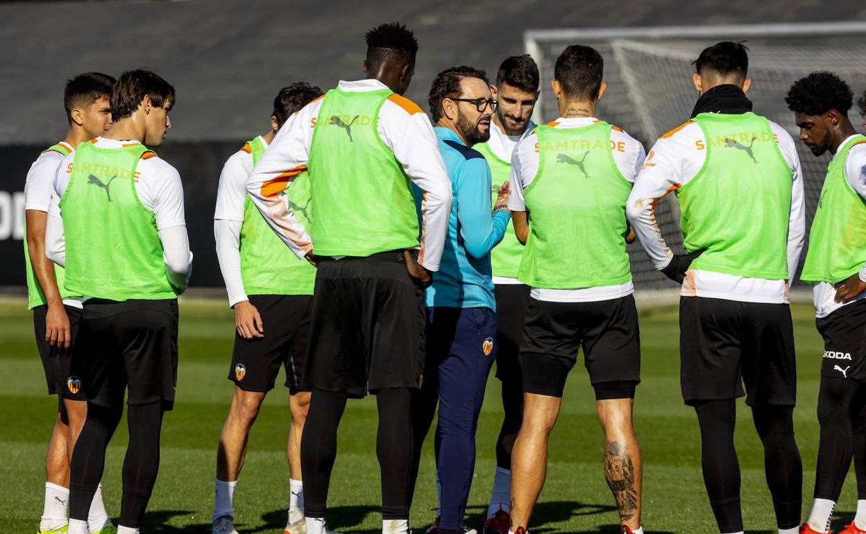 Bordalás habla con sus jugadores en un entrenamiento. 