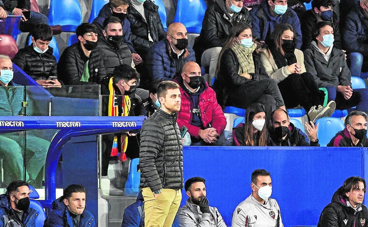 Alessio Lisci, con gesto serio durante el derbi contra el Valencia.