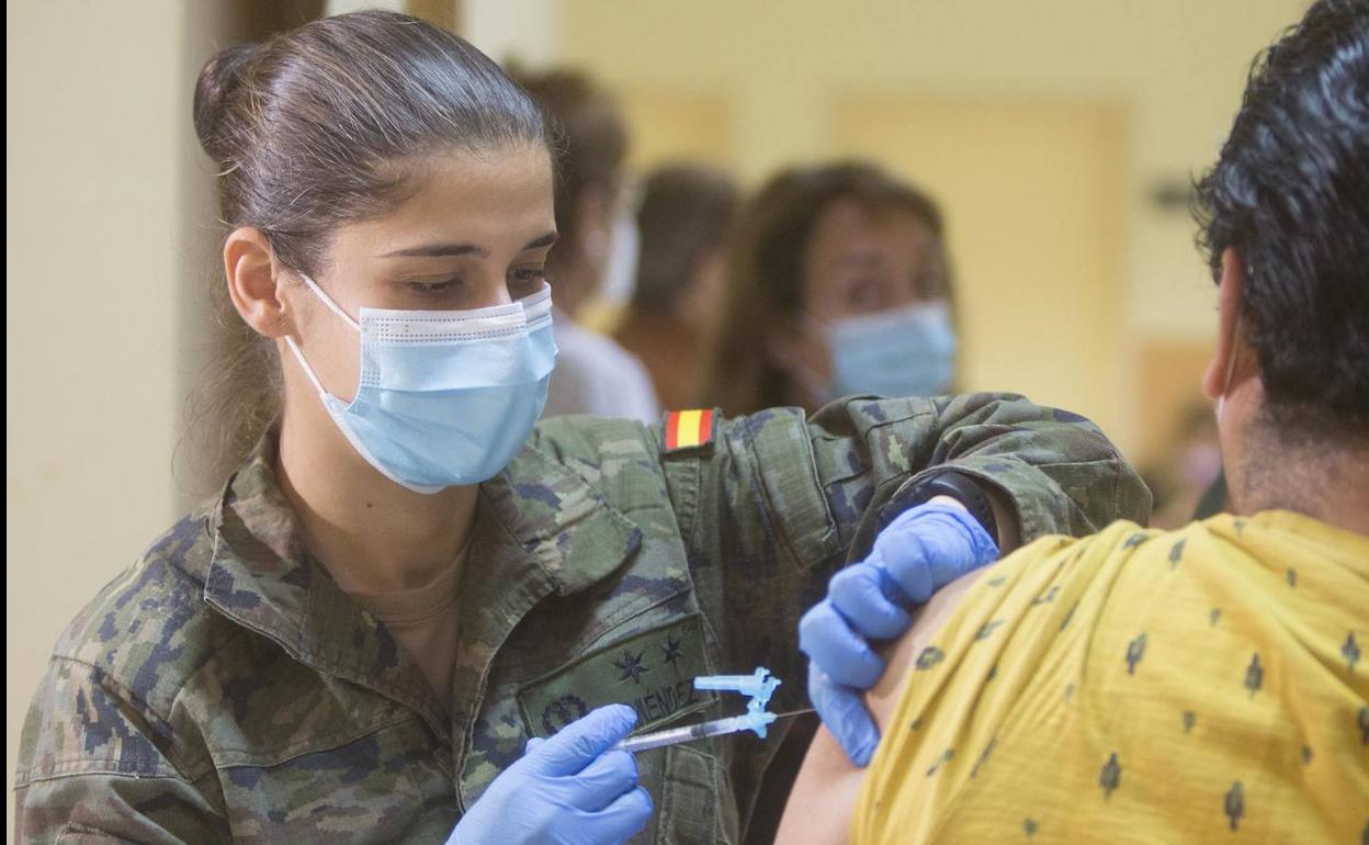 Militares vacunando en el hospital Dr. Peset. 