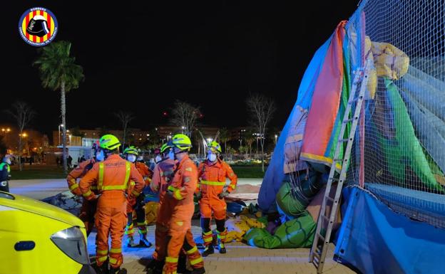 Nueve niños heridos al volarse una atracción hinchable en la feria de Mislata