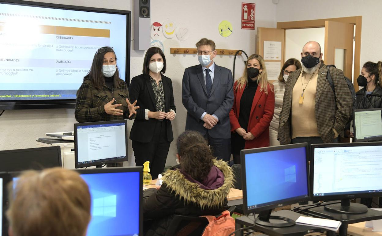 La visita de Ximo Puig al Centro  de Formación Ocupacional de Paiporta. 