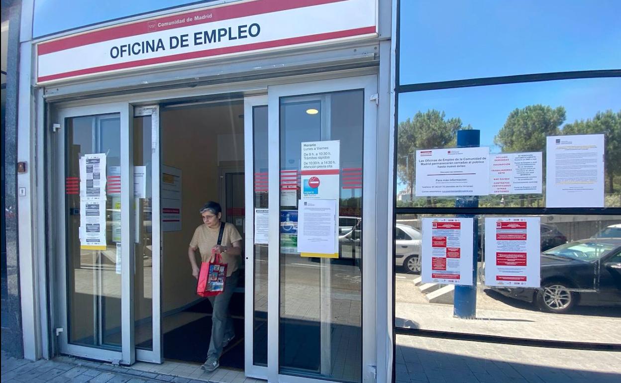 Una mujer sale por la puerta de una oficina del SEPE 