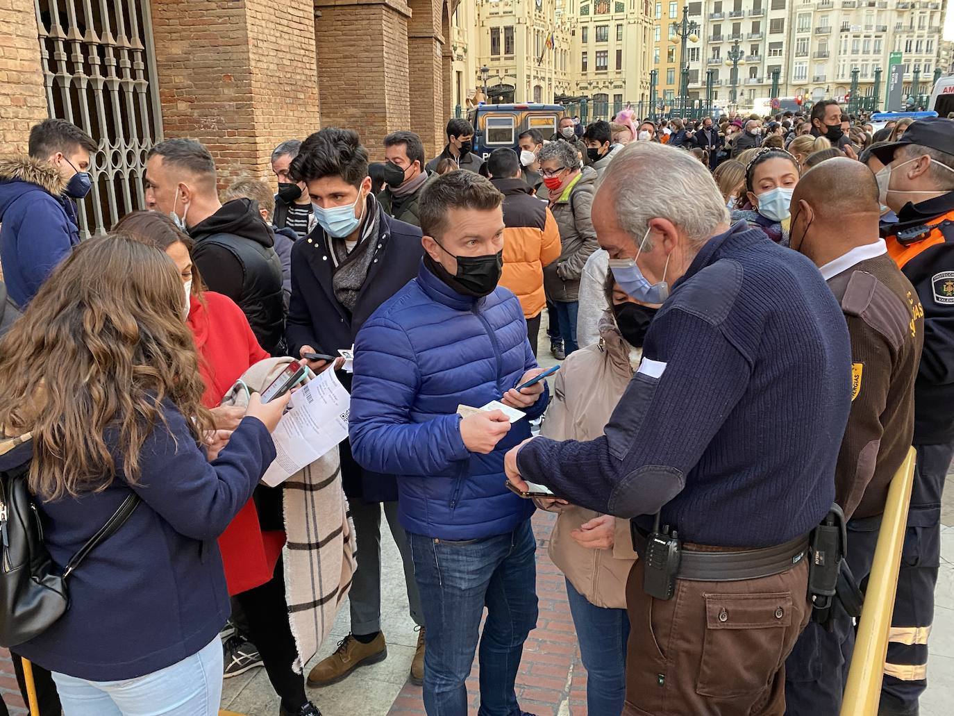 Fotos: Colas para asistir a la Cabalgata de Reyes de Valencia 2022