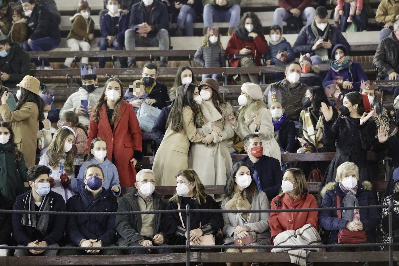 Fotos: Colas para asistir a la Cabalgata de Reyes de Valencia 2022