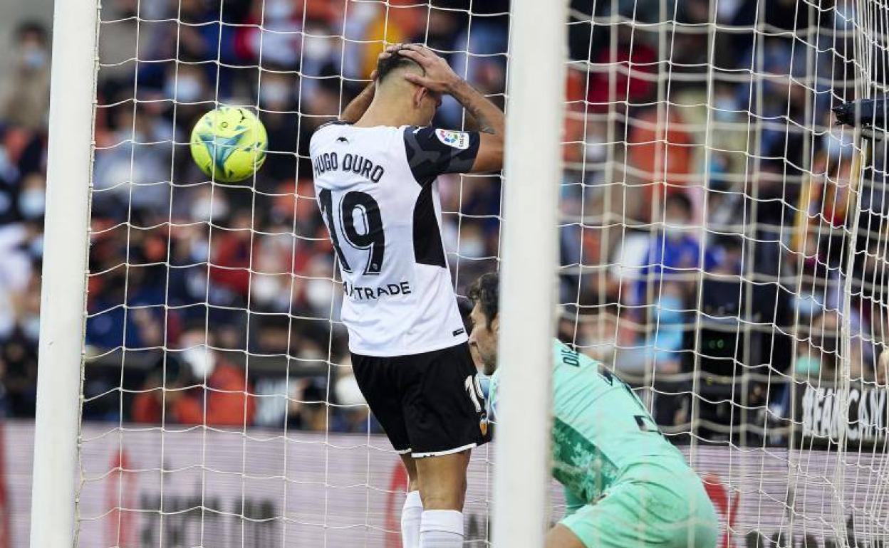 Hugo Duro lamenta una ocasión en el partido contra el Espanyol