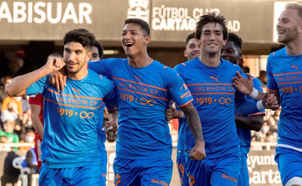 Carlos Soler vuelve a ser fundamental para el Valencia a balón parado. 