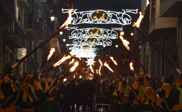 Galería. El desfile a su paso por la calle Sant Nicolau. 