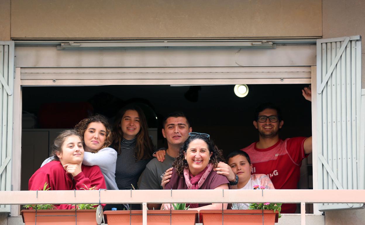 Una familia numerosa valenciana en el balcón de su casa. 