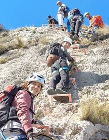 Imagen secundaria 2 - Tavernes estrena la vía ferrata Pas de les Cabres con un desnivel de 130 metros