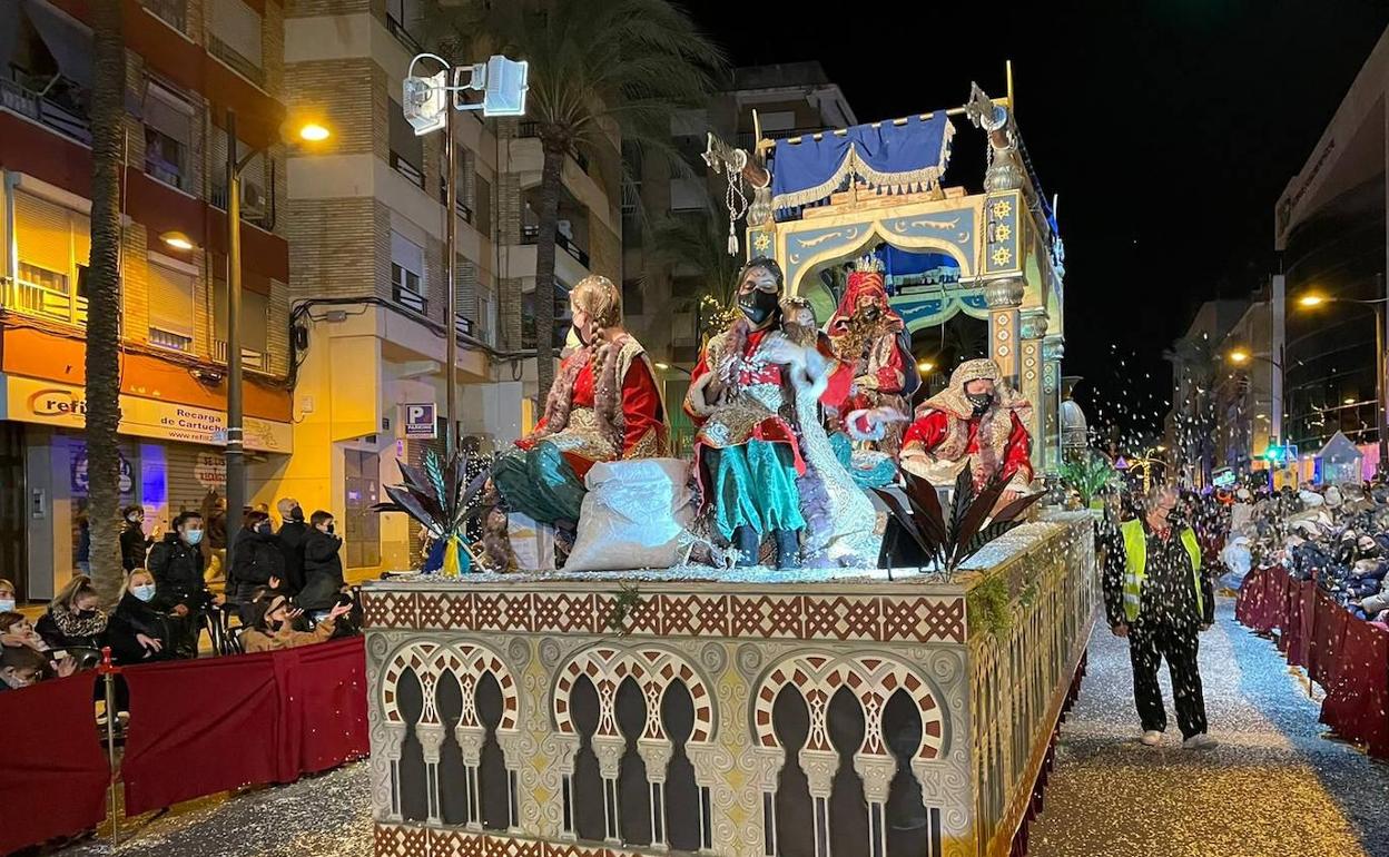 Una de las carrozas de los Reyes Magos en Paterna. 