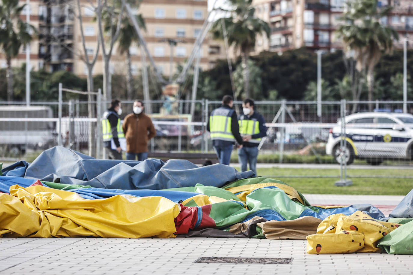 Tragedia en Mislata. Un castillo hinchable instalado en la localidad ha salido volando por el viento este martes por la tarde cuando varios niños saltaban con él. El suceso ha dejado a varios menores heridos de gravedad. 