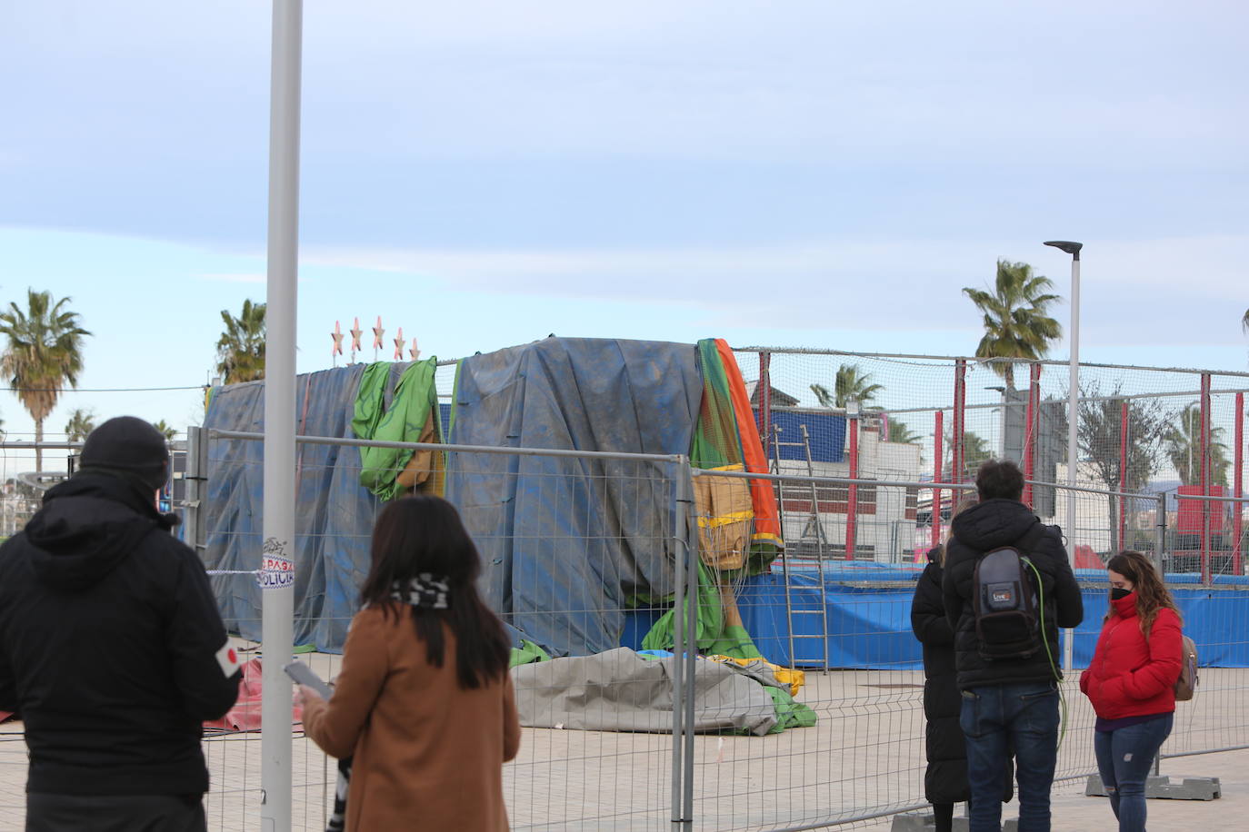 Tragedia en Mislata. Un castillo hinchable instalado en la localidad ha salido volando por el viento este martes por la tarde cuando varios niños saltaban con él. El suceso ha dejado a varios menores heridos de gravedad. 