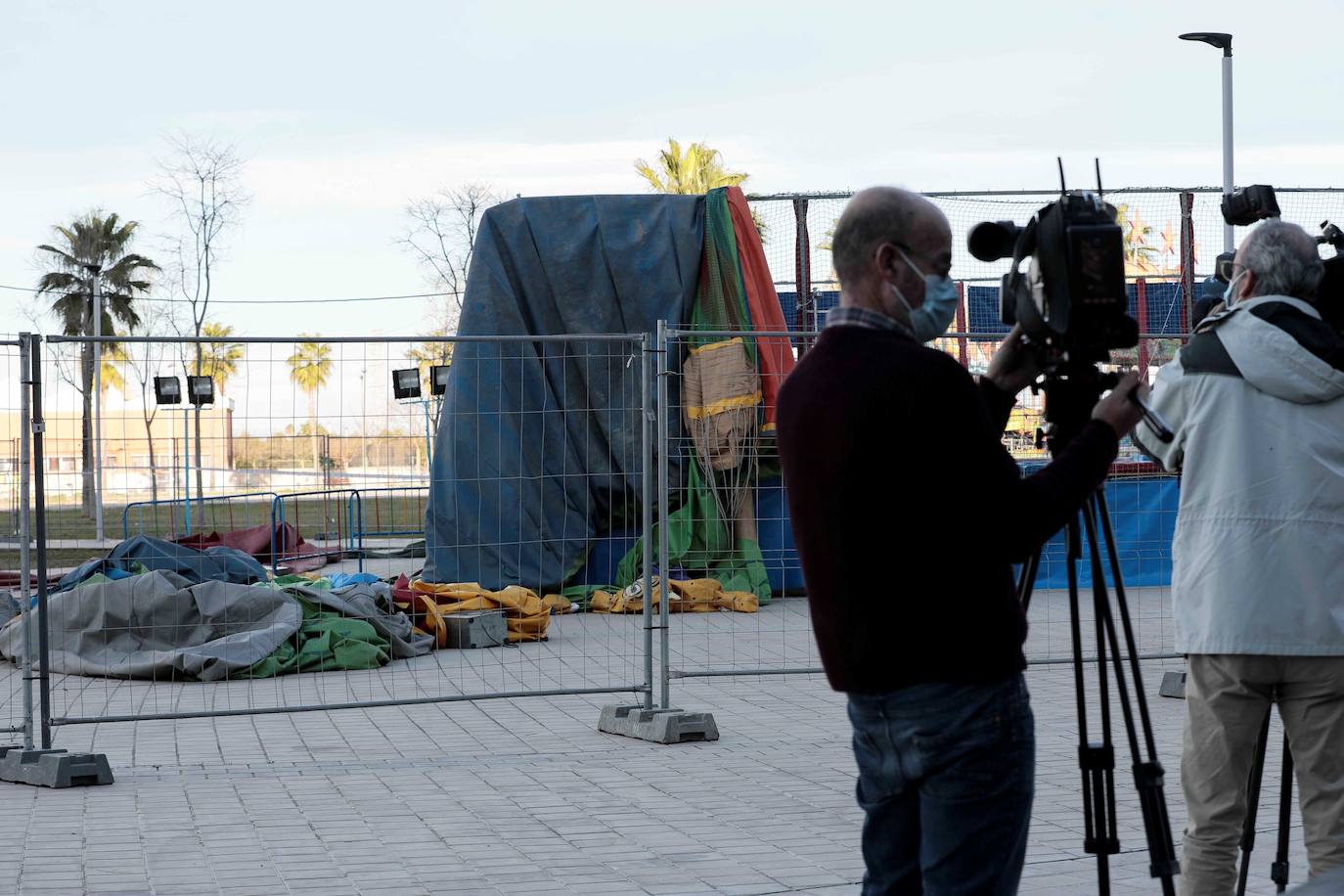 Tragedia en Mislata. Un castillo hinchable instalado en la localidad ha salido volando por el viento este martes por la tarde cuando varios niños saltaban con él. El suceso ha dejado a varios menores heridos de gravedad. 