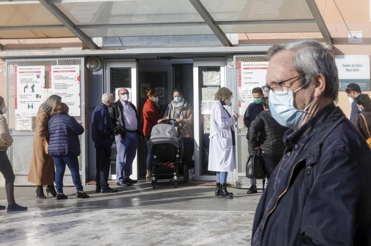 Pacientes hacen cola a las puertas del centro de salud de Pare Jofre esta semana. 