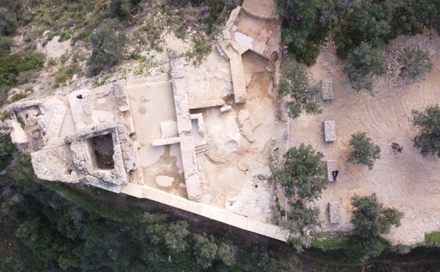 Imagen principal - Vista cenital, muro recuperado y detalle de la celoquia del Castillo del Rebollet de la Font. 