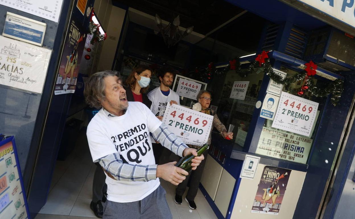 Celebración en la administración La Purísima de la Avda Oeste, 1 de Valencia. 