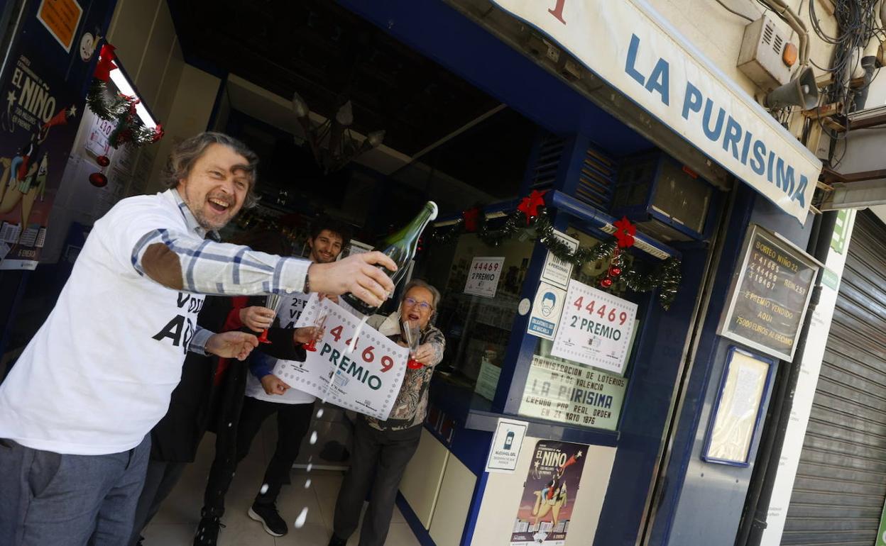 Felicidad. Los trabajadores de la administración de la avenida del Oeste que vendió parte del segundo lo celebran, este jueves. 