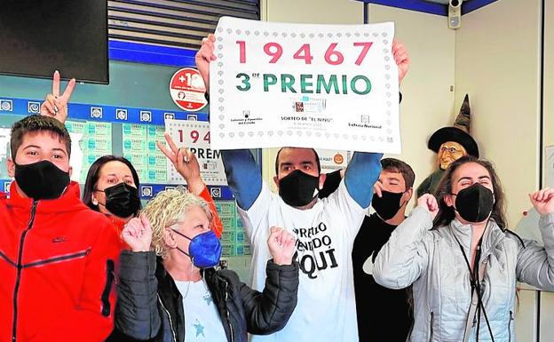 Lluvia de millones. La administración de Francisco Belvís, 10, celebra que vendió el tercer premio. 