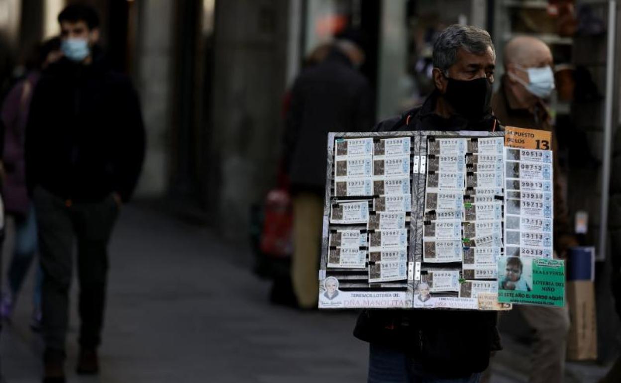 Un vendedor de Lotería, en la calle de Madrid. 