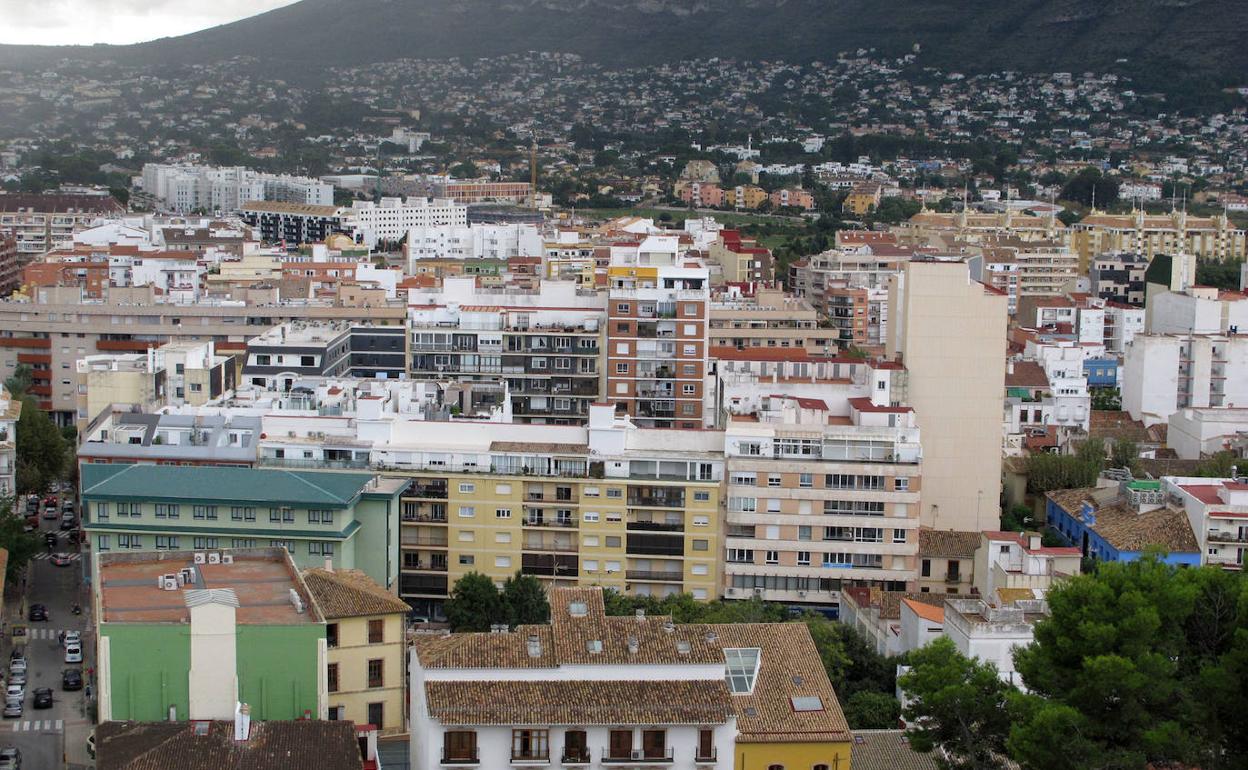 Vista de los edificios de Dénia y de la falda del Montgó desde el castillo. 