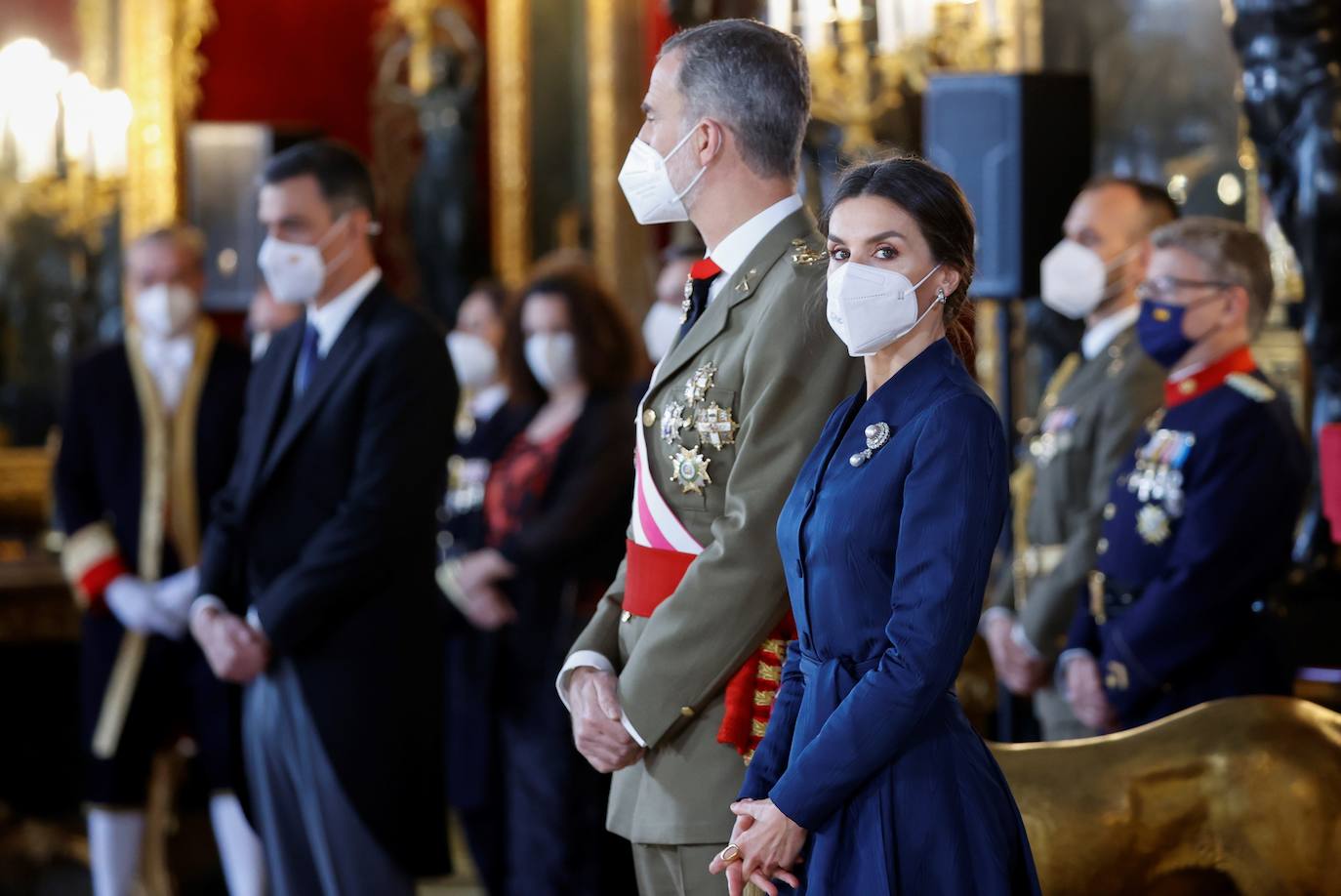 La tradicional Pascua Militar ha marcado, este jueves, el inicio de la agenda oficial de los Reyes en este 2022. Felipe VI ha presidido junto a la Reina Letizia en el Palacio Real este acto que tiene ya más de dos siglos de historia. Para la ocasión, la monarca se ha decantado por un sobrio pero, a la vez, elegante conjunto azul, que ha complementado con un broche y unos pendientes. La Reina Letizia ha sorprendido a la prensa con un nuevo 'piercing' que ha lucido al llevar el pelo recogido. Se trata de un segundo pendiente en la oreja. 