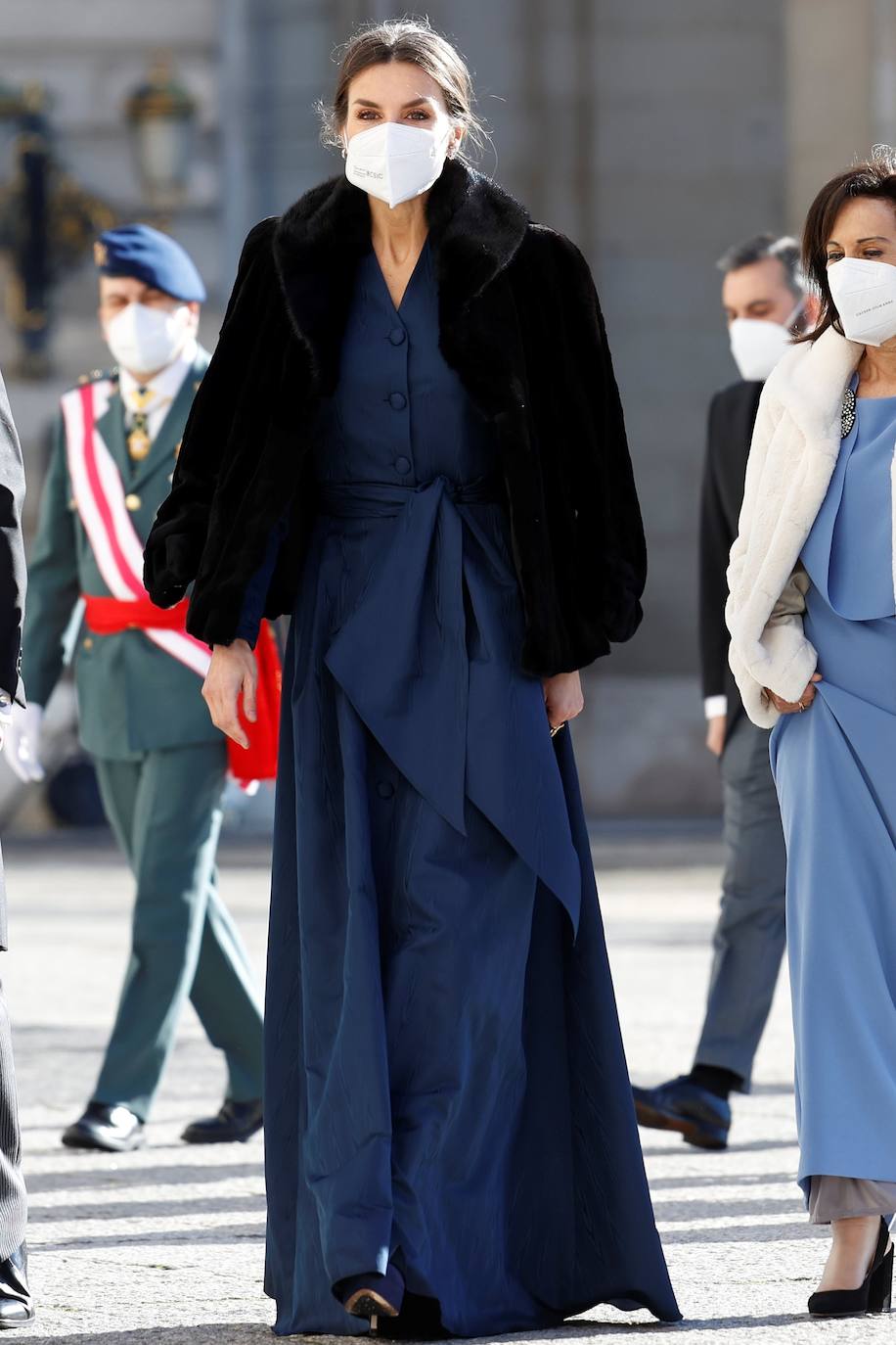 La tradicional Pascua Militar ha marcado, este jueves, el inicio de la agenda oficial de los Reyes en este 2022. Felipe VI ha presidido junto a la Reina Letizia en el Palacio Real este acto que tiene ya más de dos siglos de historia. Para la ocasión, la monarca se ha decantado por un sobrio pero, a la vez, elegante conjunto azul, que ha complementado con un broche y unos pendientes. La Reina Letizia ha sorprendido a la prensa con un nuevo 'piercing' que ha lucido al llevar el pelo recogido. Se trata de un segundo pendiente en la oreja. 